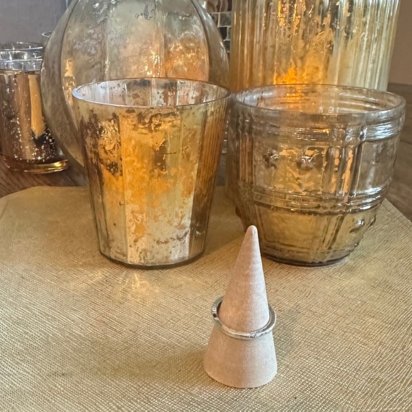 NEW ring silvery ring
size 6.0
Mix and match
silvery metal
Ornate, vintage look - Picture 3 of 4